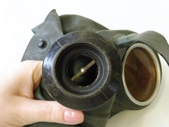 Luftschutz Volksgasmaske VM37 mit Filter in ungewöhnlicher Bereitschaftsbüchse ohne Herstellerbezeichnung. Ungereinigtes Stück