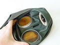 Luftschutz Volksgasmaske VM37 mit Filter in ungewöhnlicher Bereitschaftsbüchse ohne Herstellerbezeichnung. Ungereinigtes Stück