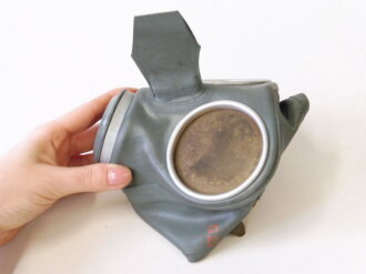 Luftschutz Volksgasmaske VM40 mit Filter in Bereitschaftsbüchse von A.G.W. Gebrauchsanweisung im Deckel