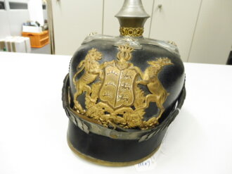 Württemberg, Pickelhaube für Offiziere der Infanterie, Kriegsmodell. Unberührtes Stück ohne Doppellöcher, direkt aus einem Haushalt mit diversen Sidolresten , dise leicht mit Wasser zu entfernen