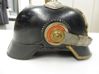 Württemberg, Pickelhaube für Offiziere der Infanterie, Kriegsmodell. Unberührtes Stück ohne Doppellöcher, direkt aus einem Haushalt mit diversen Sidolresten , dise leicht mit Wasser zu entfernen