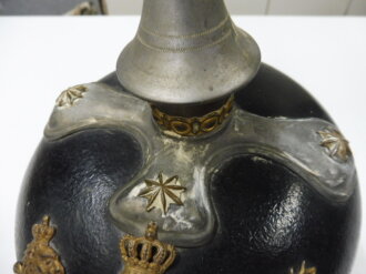 Württemberg, Pickelhaube für Offiziere der Infanterie, Kriegsmodell. Unberührtes Stück ohne Doppellöcher, direkt aus einem Haushalt mit diversen Sidolresten , dise leicht mit Wasser zu entfernen