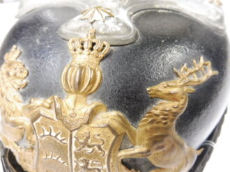 Württemberg, Pickelhaube für Offiziere der Infanterie, Kriegsmodell. Unberührtes Stück ohne Doppellöcher, direkt aus einem Haushalt mit diversen Sidolresten , dise leicht mit Wasser zu entfernen