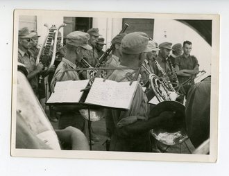 Trompeterkorps des A.R. 33 bei Standmusik in Bengasi, Maße 7,5 x 10,5 cm