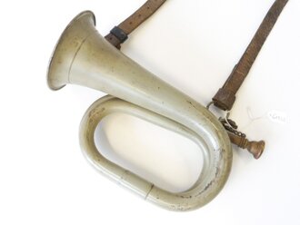 Signaltrompete Wehrmacht datiert 1943. Eisen feldgrau lackiert mit dem speziellen Trageriemen