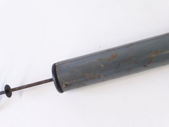 Luftschutzgerät, Spritze aus lackiertem Blech, Gesamtlänge 47cm