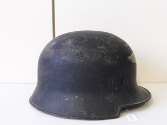 Luftschutz Stahlhelm aus Leichtmetall, Innenfutter aus Ersatzmaterial. Originallack und Abzeichen