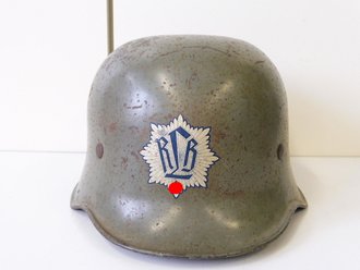 Luftschutz Stahlhelm , grüner Originallack, Abzeichen...