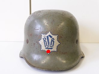 Luftschutz Stahlhelm , grüner Originallack, Abzeichen alter Art in gutem Zustand