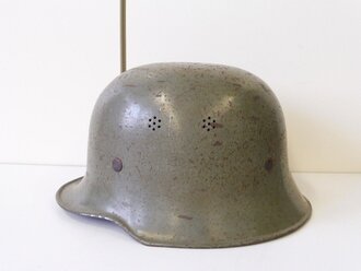 Luftschutz Stahlhelm , grüner Originallack, Abzeichen alter Art in gutem Zustand