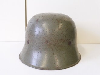 Luftschutz Stahlhelm , grüner Originallack, Abzeichen alter Art in gutem Zustand