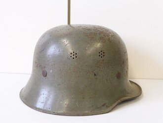 Luftschutz Stahlhelm , grüner Originallack, Abzeichen alter Art in gutem Zustand