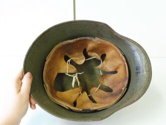 Luftschutz Stahlhelm , grüner Originallack, Abzeichen alter Art in gutem Zustand