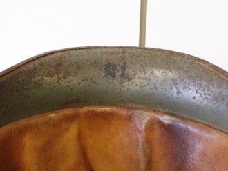 Luftschutz Stahlhelm , grüner Originallack, Abzeichen alter Art in gutem Zustand