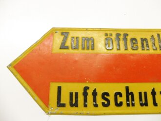 Blechschild " Zum öffentlichen Luftschutzraum " Originallack, 32 x 80cm