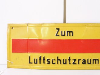 Blechschild " Zum Luftschutzraum "...