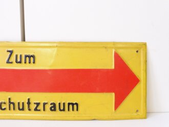 Blechschild " Zum Luftschutzraum " Originallack, 14 x 42cm