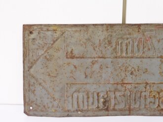 Blechschild " Zum  Luftschutzraum " Originallack, 14 x 42cm