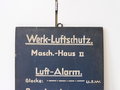 Holzschild " Werk Luftschutz ...." Originallack, 30 x 40cm