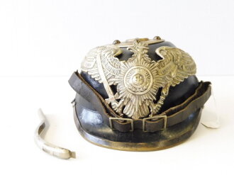 1. Weltkrieg, Ersatz Pickelhaube eines Preussischer Garde Regiments. Schwarz gelackte Filzhaube, ausgetrocknet und gerissen. Souvenier eines Alliierten Soldaten im 1. Weltkrieg. Ungereinigtes Stück