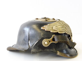 1. Weltkrieg, Ersatz Pickelhaube eines Preussischer Garde Regiments. Schwarz gelackte Filzhaube, ausgetrocknet und gerissen. Souvenier eines Alliierten Soldaten im 1. Weltkrieg. Ungereinigtes Stück