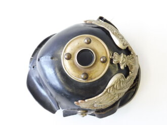 1. Weltkrieg, Ersatz Pickelhaube eines Preussischer Garde Regiments. Schwarz gelackte Filzhaube, ausgetrocknet und gerissen. Souvenier eines Alliierten Soldaten im 1. Weltkrieg. Ungereinigtes Stück