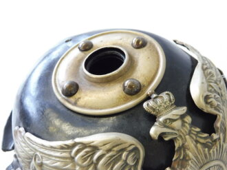 1. Weltkrieg, Ersatz Pickelhaube eines Preussischer Garde Regiments. Schwarz gelackte Filzhaube, ausgetrocknet und gerissen. Souvenier eines Alliierten Soldaten im 1. Weltkrieg. Ungereinigtes Stück