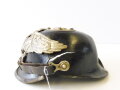 1. Weltkrieg, Ersatz Pickelhaube eines Preussischer Garde Regiments. Schwarz gelackte Filzhaube, ausgetrocknet und gerissen. Souvenier eines Alliierten Soldaten im 1. Weltkrieg. Ungereinigtes Stück