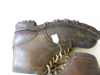 Luftwaffe, Paar Bergschuhe mit blauem Filzrand, ungeschwärzte Kammerstücke in gutem Zustand. Sohlenlänge 33cm