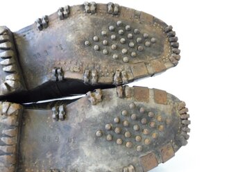 Luftwaffe, Paar Bergschuhe mit blauem Filzrand, ungeschwärzte Kammerstücke in gutem Zustand. Sohlenlänge 33cm