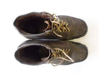 Luftwaffe, Paar Bergschuhe mit blauem Filzrand, ungeschwärzte Kammerstücke in gutem Zustand. Sohlenlänge 33cm