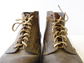 Luftwaffe, Paar Bergschuhe mit blauem Filzrand, ungeschwärzte Kammerstücke in gutem Zustand. Sohlenlänge 33cm