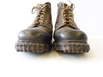 Luftwaffe, Paar Bergschuhe mit blauem Filzrand, ungeschwärzte Kammerstücke in gutem Zustand. Sohlenlänge 33cm