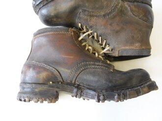 Luftwaffe, Paar Bergschuhe mit blauem Filzrand, ungeschwärzte Kammerstücke in gutem Zustand. Sohlenlänge 33cm