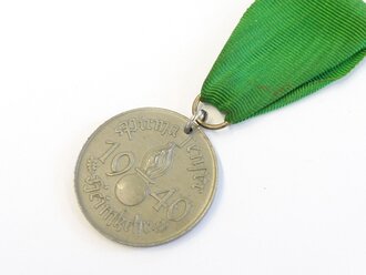 Medaille "Pirmasenser Heimkehr 1940".Zink, gelocht, am konfektionierten Band. Durchmesser 33mm, Rückseitig Sonnenrad