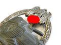 Panzerkampfabzeichen mit Einsatzzahl "25" , Hersteller JFS. Zink, der Kranz versilbert, Nadel und Gegenhaken magnetisch