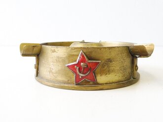 Aschenbecher aus Kartusche mit aufgelegtem russischem Mützenstern.Durchmesser86mm