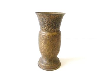 Vase aus Kartusche Höhe 19cm. Nachkriegsumbau "Schwerter zu Pflugscharen"