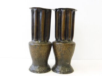 Paar Vasen aus amerikanischen 105MM  M14 Kartuschen von 1944,  Höhe jeweils 31cm. Nachkriegsumbau "Schwerter zu Pflugscharen"