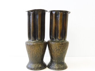 Paar Vasen aus amerikanischen 105MM  M14 Kartuschen von 1944,  Höhe jeweils 31cm. Nachkriegsumbau "Schwerter zu Pflugscharen"