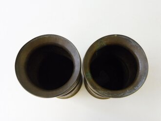 Paar Vasen aus amerikanischen 105MM  M14 Kartuschen von 1944,  Höhe jeweils 25cm. Nachkriegsumbau "Schwerter zu Pflugscharen"