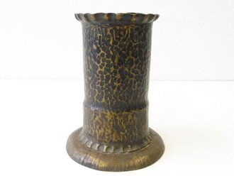 Vase aus  Kartusche ,  Höhe 15cm. Nachkriegsumbau...