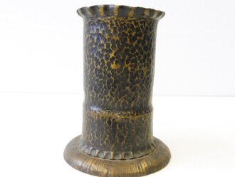 Vase aus  Kartusche ,  Höhe 15cm. Nachkriegsumbau "Schwerter zu Pflugscharen"