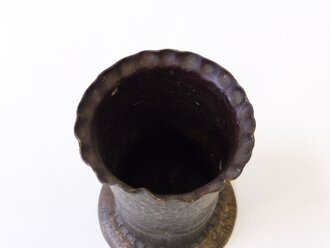 Vase aus  Kartusche ,  Höhe 15cm. Nachkriegsumbau "Schwerter zu Pflugscharen"