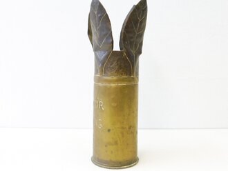 Vase aus amerikanischer ? 75MM M18 Kartusche von 1943 beschriftet " Souvenir of Freising",  Höhe 28,5cm. Nachkriegsumbau "Schwerter zu Pflugscharen"