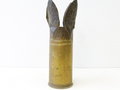 Vase aus amerikanischer ? 75MM M18 Kartusche von 1943 beschriftet " Souvenir of Freising",  Höhe 28,5cm. Nachkriegsumbau "Schwerter zu Pflugscharen"