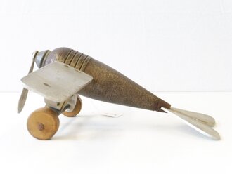 Spielzeugflugzeug aus Werfergranate, Propeller defekt, Spannweite 26cm