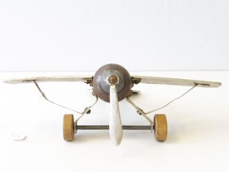 Spielzeugflugzeug aus Werfergranate, Propeller defekt, Spannweite 26cm