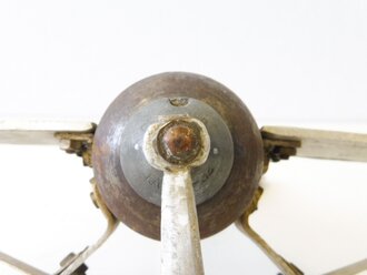 Spielzeugflugzeug aus Werfergranate, Propeller defekt, Spannweite 26cm