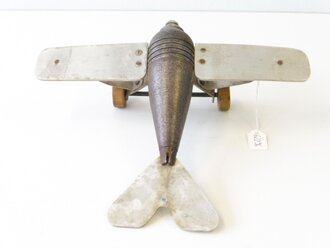 Spielzeugflugzeug aus Werfergranate, Propeller defekt, Spannweite 26cm